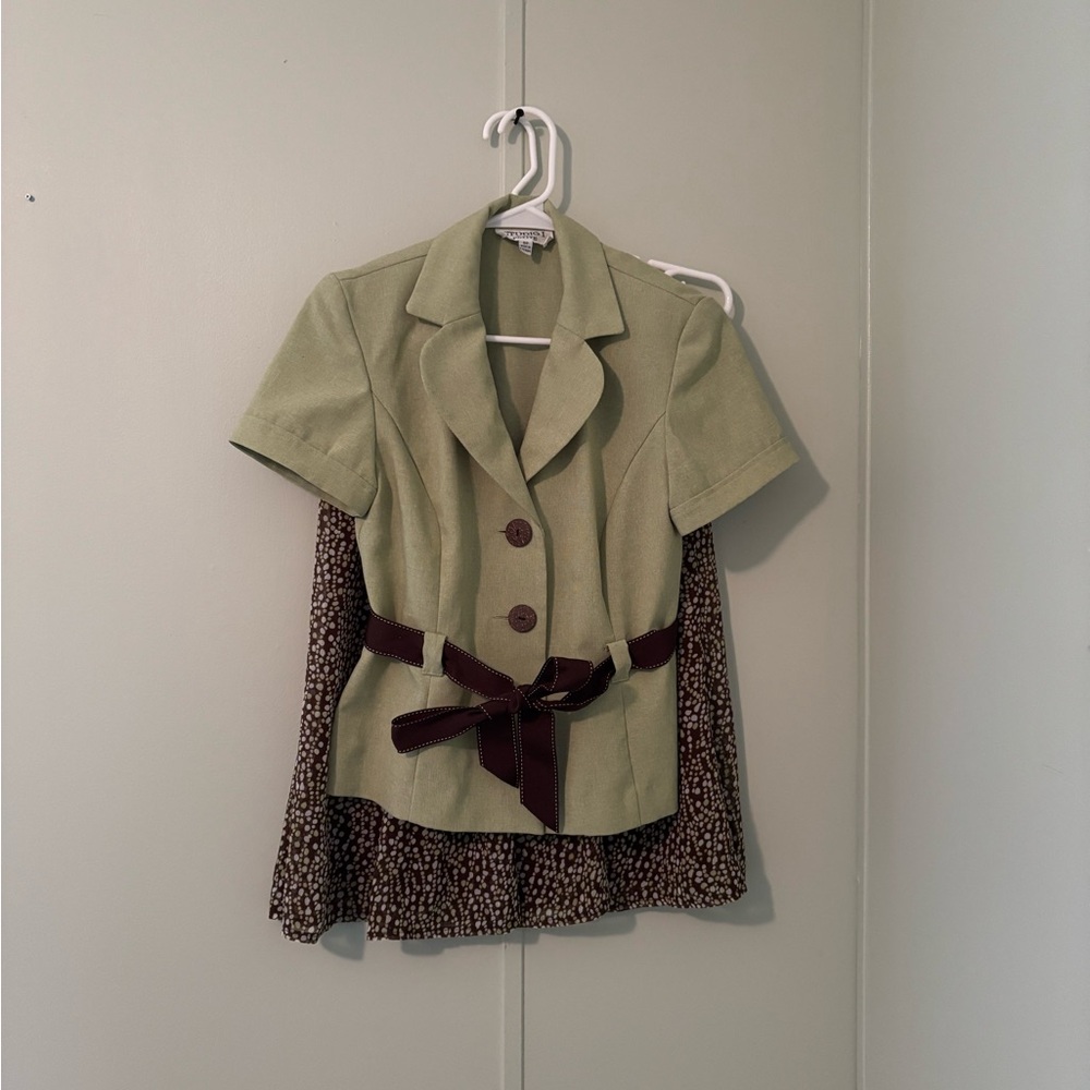 🐾 Studio I Light Sage Green Short Sleeve Suit: Size 8P 🐾